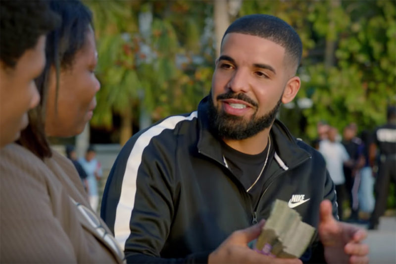 Drake cuore d'oro decide di regalare un milione di dollari invitando a fare buone azioni