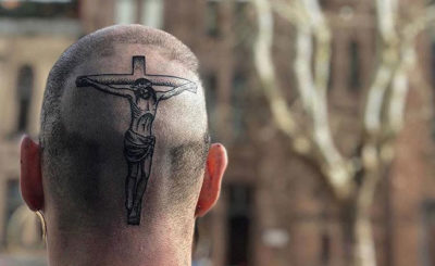 Il nuovo tatuaggio di Gemitaiz è un bel Gesù in testa