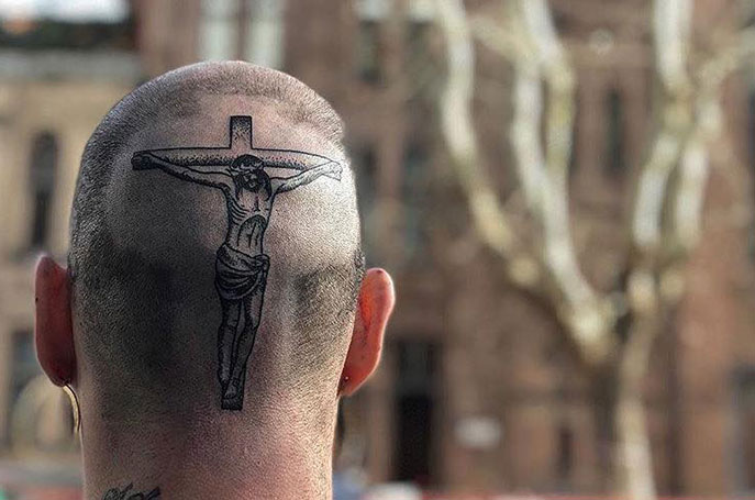 Il nuovo tatuaggio di Gemitaiz è un bel Gesù in testa
